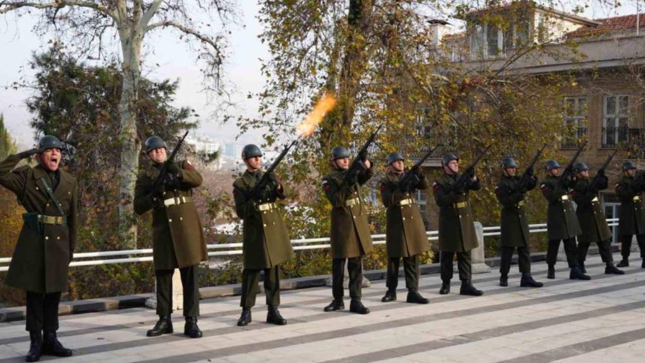 Gaziantep’te Şehitler Anıtı’na Çelenk Sunuldu
