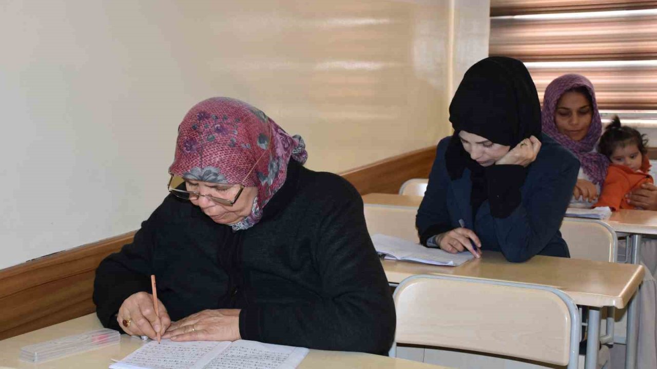 65 yaşında okuma yazma öğrenen Fatma Duran’ın hikayesi!
