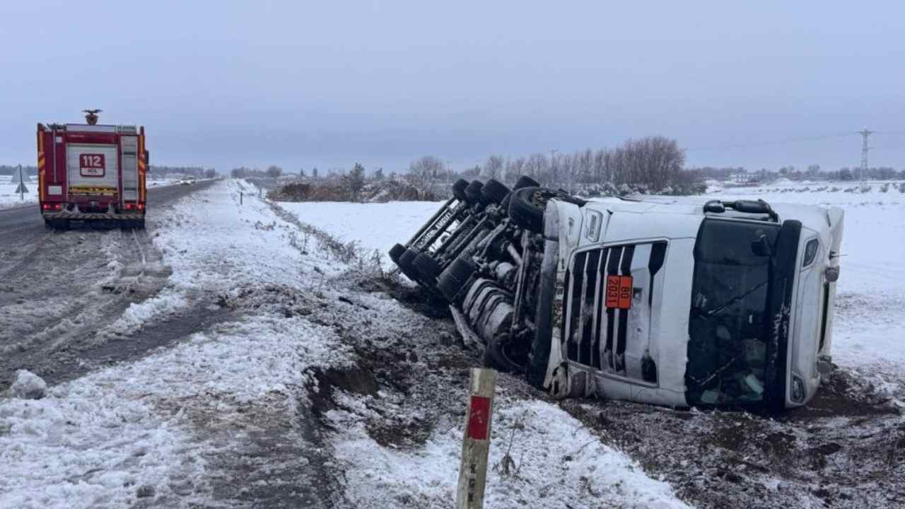 Tanker Kaza Yaptı: Sürücü Yaralandı, Önlemler Alındı