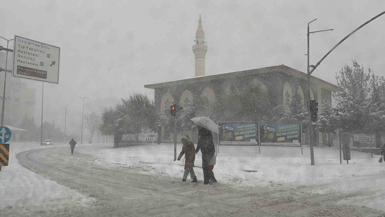 Gaziantep’te Yoğun Kar Yağışı Uçuşları İptal Etti!