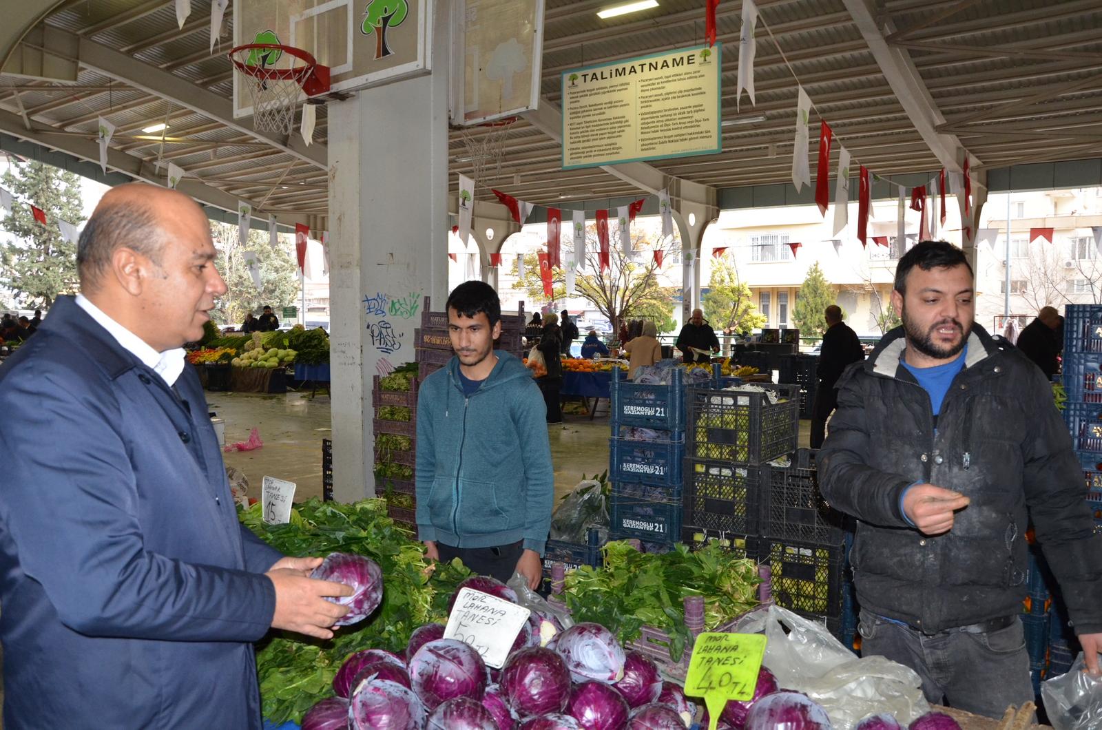 BİR LAHANAYI ÜÇ KİŞİ BİRLEŞİP ALIYOR