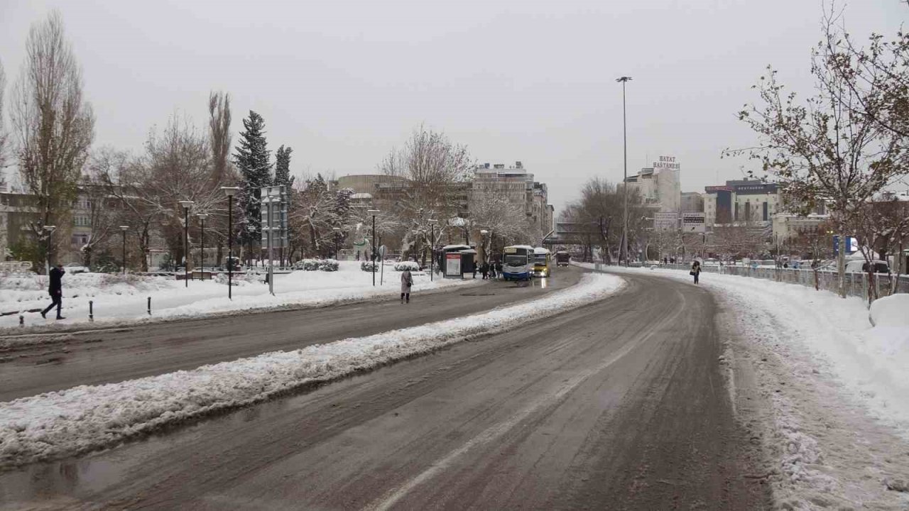 Gaziantep’te Kar Yağışı Hayalet Şehir Manzarası Yaratıyor