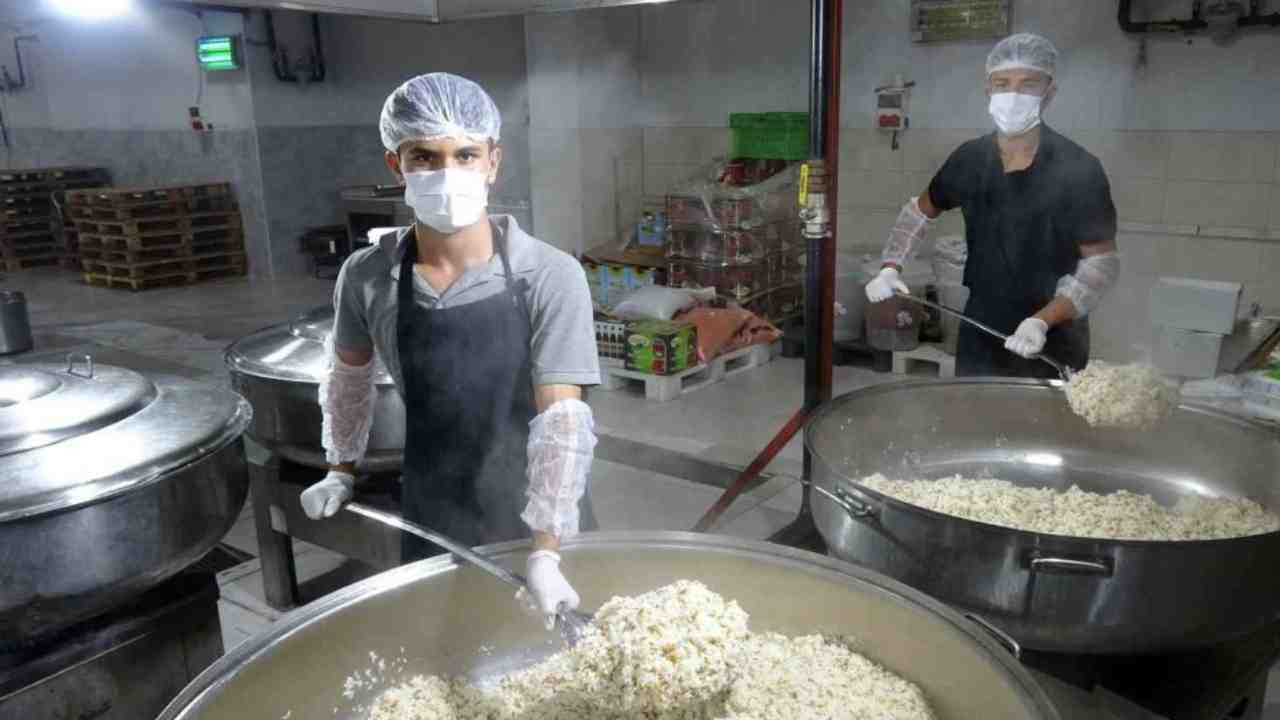 Gaziantep’te Öğrenciler, 12 Bin Kişilik Yemek Hazırlıyor!