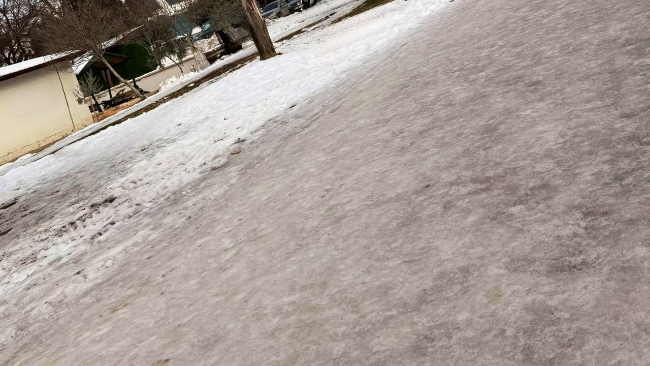 Kampüste Buzlanma Sorunu Öğrencileri Tehdit Ediyor