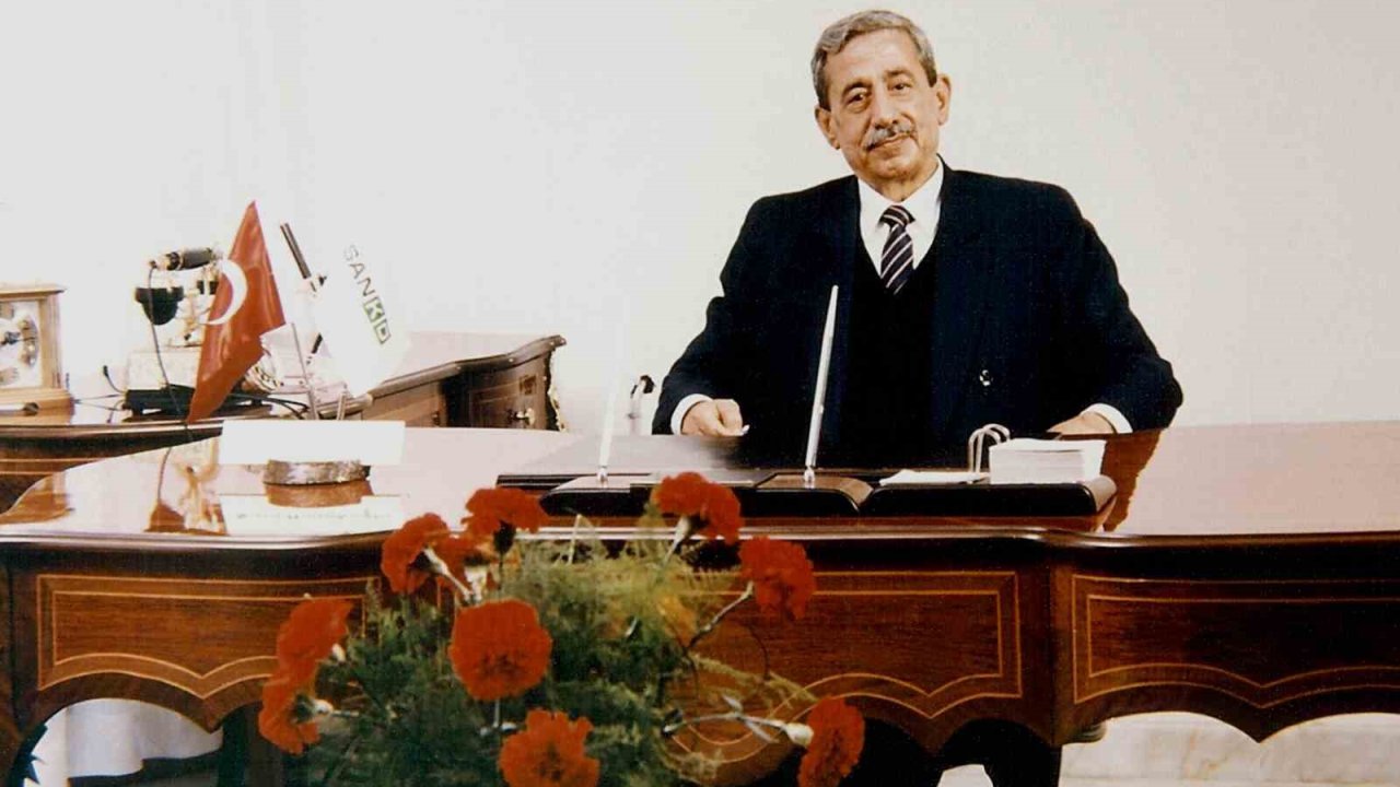 Sani Konukoğlu, mezarı başında anıldı Sani Konukoğlu, mezarı başında anıldı