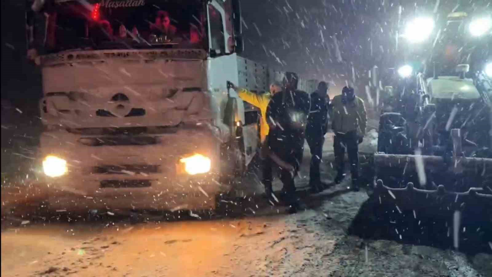 Şanlıurfa’da Kar Yağışı Trafiği Durdurdu, Kazalar Arkasıyla Geldi!