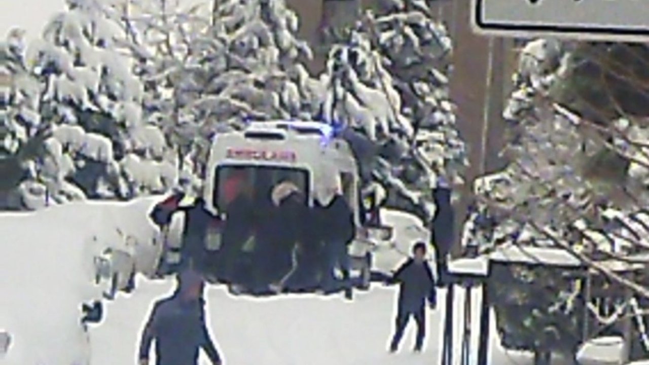 Acil ambulansa kar engeli, vatandaşlar yardım etti!