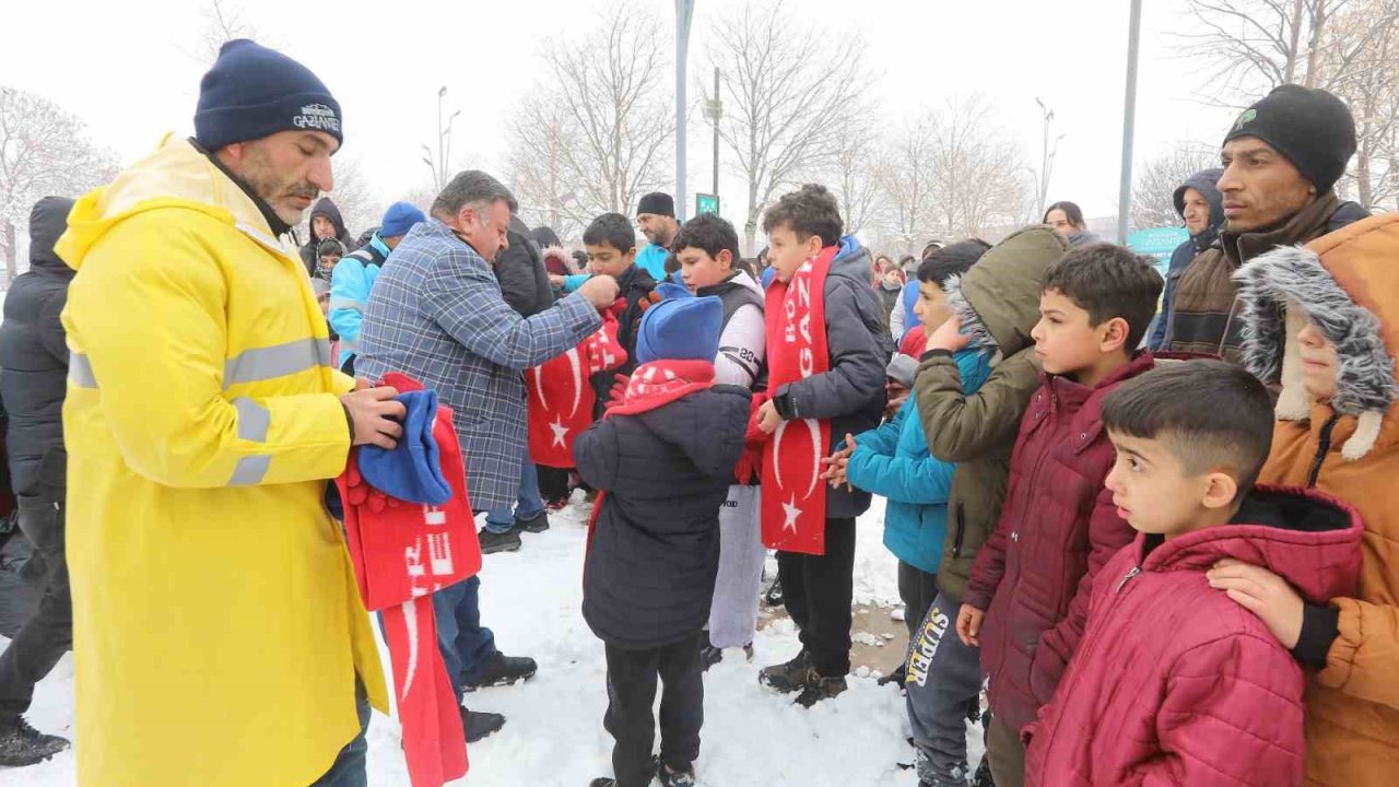 Karla Oynayan Çocuklara Hediye Süprizi!