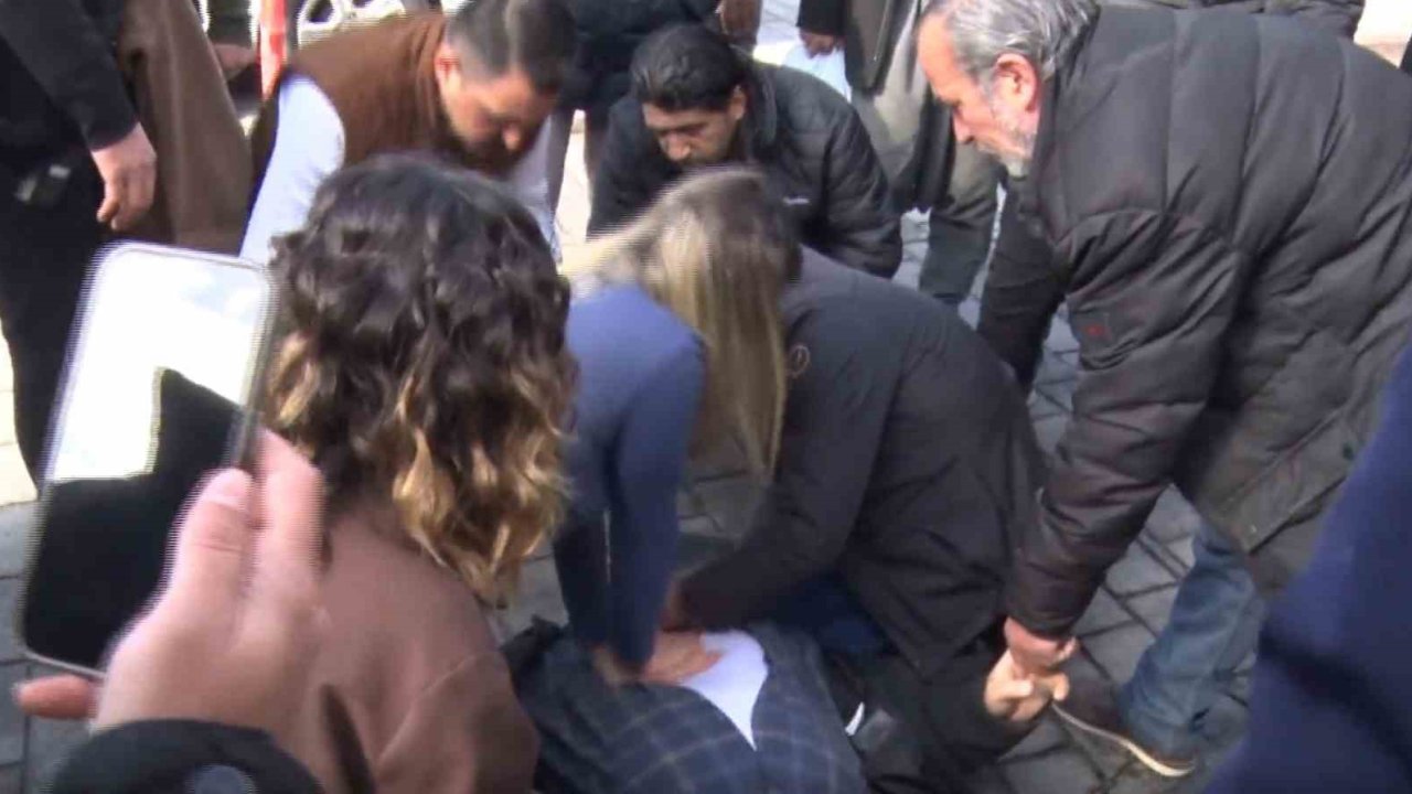 Yaşlı Adam Fenalaştı, Vatandaşlar Kalp Masajı Yaptı!