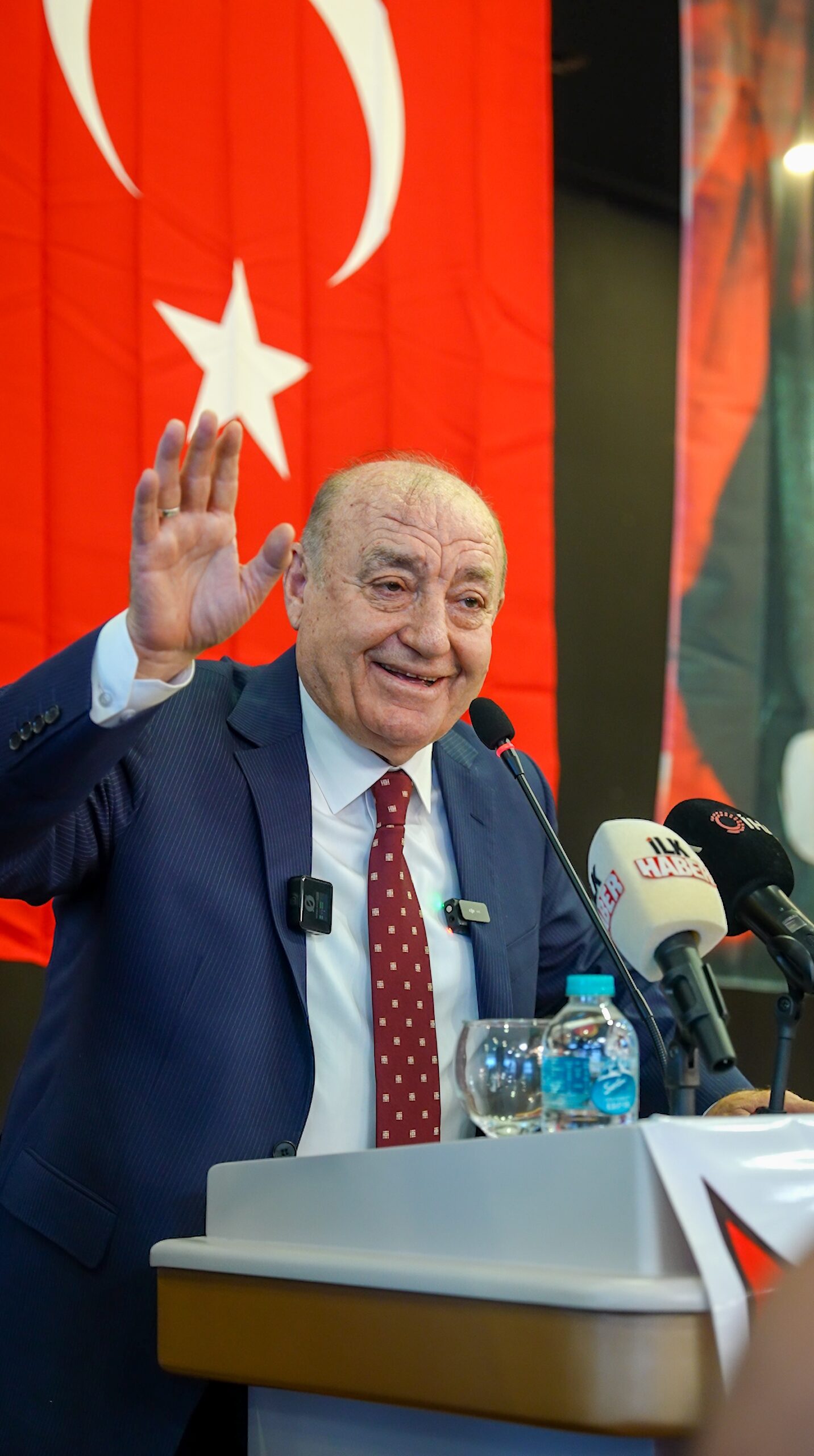 Akdoğan miting gibi kongrede güven tazeledi