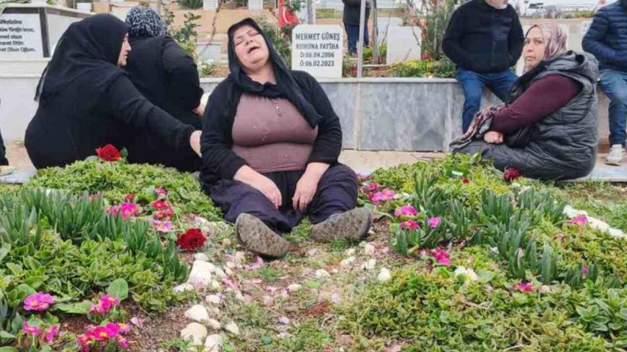 Depremin Üçüncü Yılında Mezarlıkta Yürek Dağlayan Acı