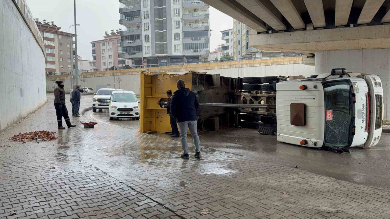 Şehitkamil’de Kamyonun Damperi Açıldı, Kaza Oldu! Şehitkamil’de Kamyonun Damperi Açıldı, Kaza Oldu!