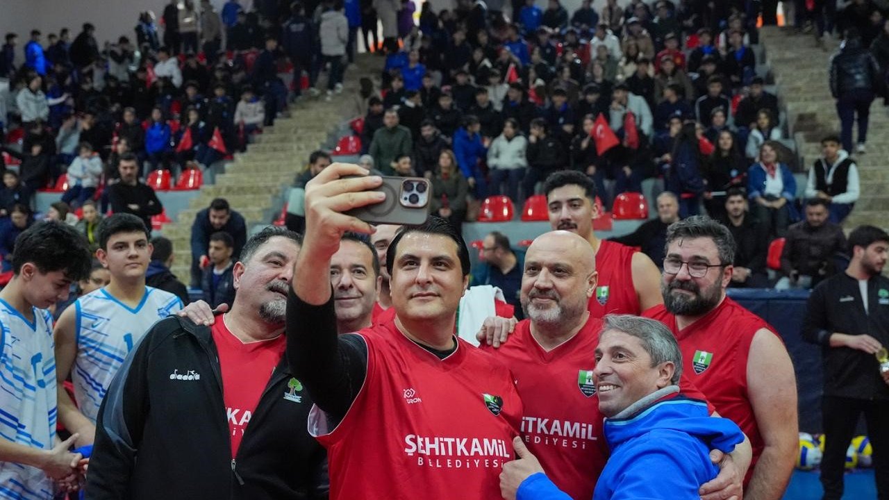 Başkan Yılmaz, gençlerle basketbol maçı yaptı!