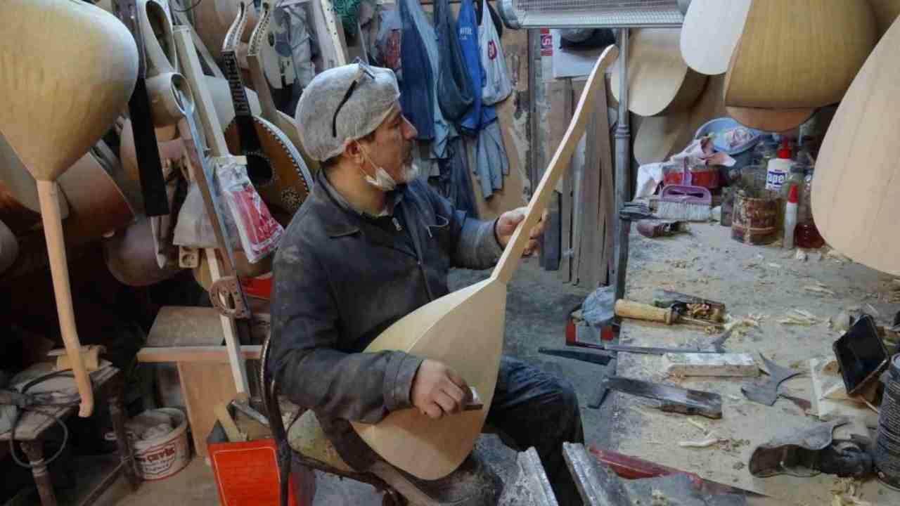Baba Mirası: Bağlama Ustası Mustafa Akkaya’nın Hikayesi