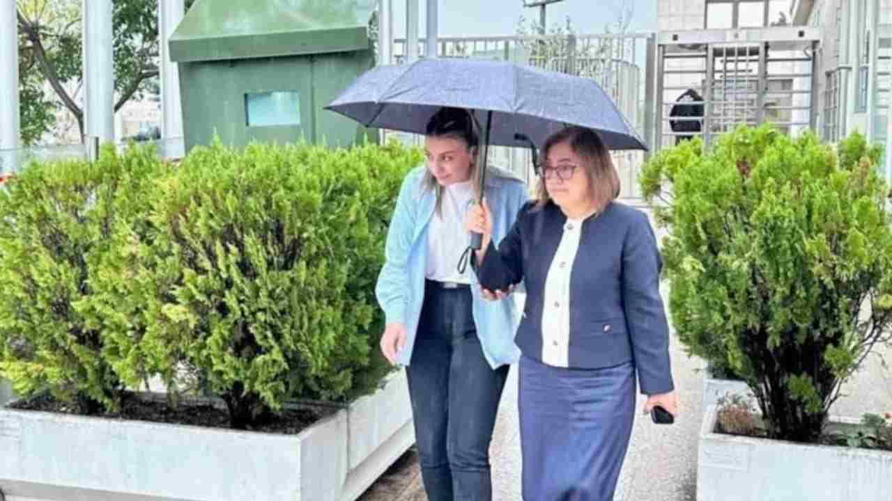 Fatma Şahin’in Koruma Polisiyle Şemsiye Anı Tartışma Yarattı