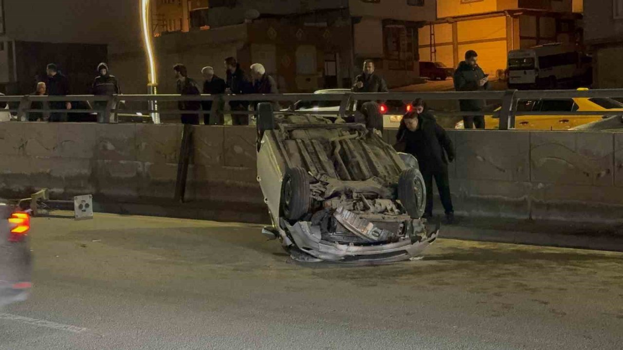 Şahinbey’de feci kaza: İki yaralı, sürücü kayıp Şahinbey’de feci kaza: İki yaralı, sürücü kayıp