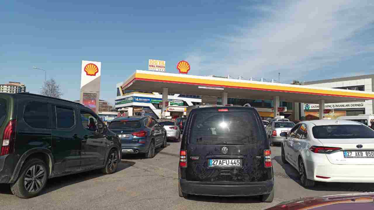 Gaziantep’te Akaryakıt Zamı Öncesi Kuyruklar Uzadı!