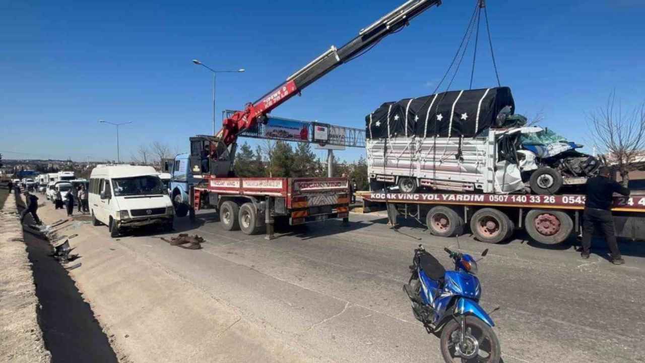 Şehitkamil’de Kamyonet-Minibüs Çarpıştı: Yaralılar Hastaneye! Şehitkamil’de Kamyonet-Minibüs Çarpıştı: Yaralılar Hastaneye!