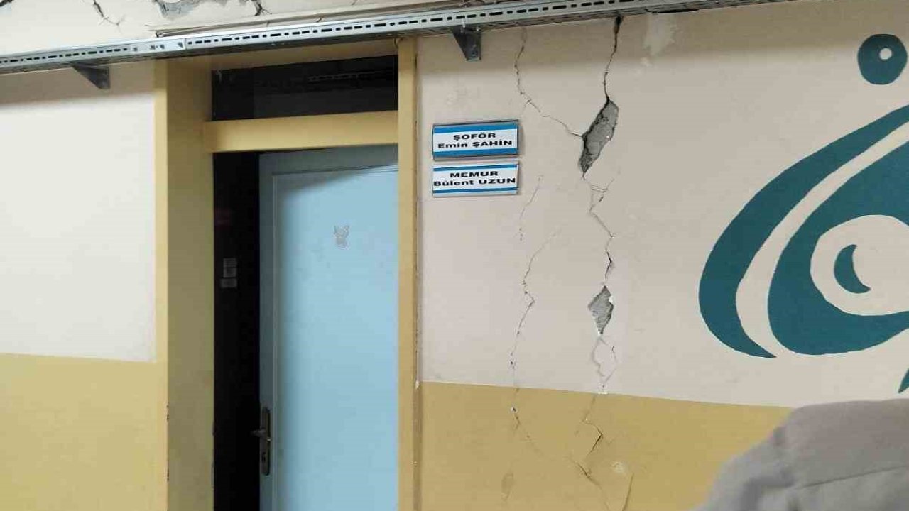 Tokat’ta Deprem, Niksar’daki Okulda Çatlaklar Oluştu