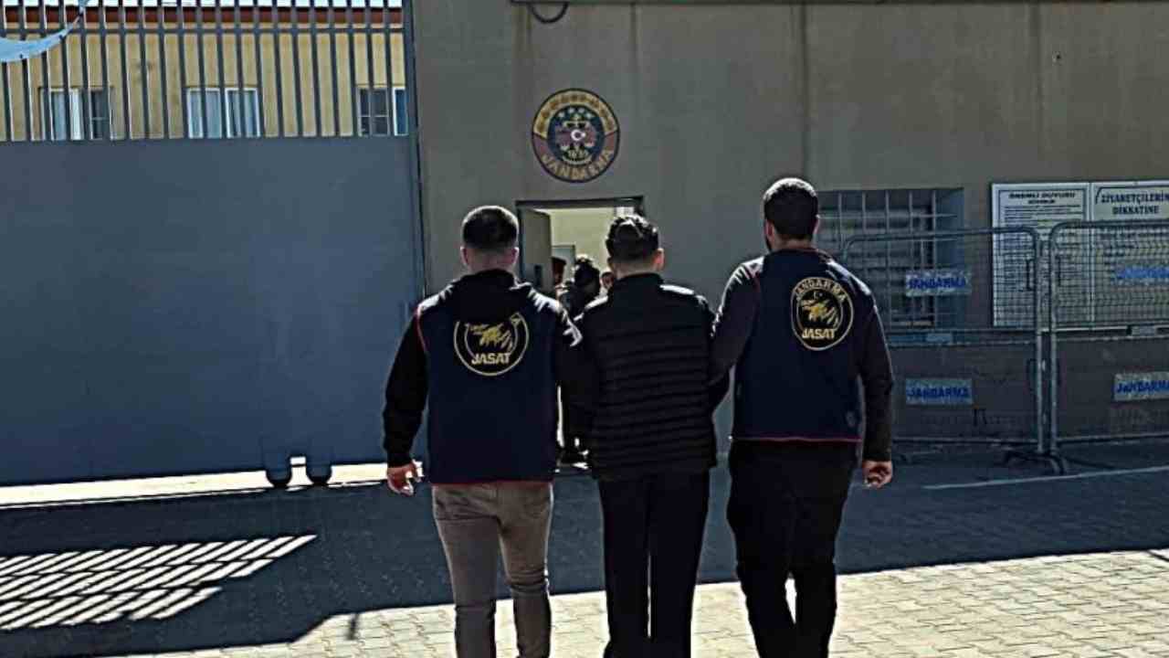 Uyuşturucu ve Hırsızlıktan Aranan Şahıs Yakalandı Uyuşturucu ve Hırsızlıktan Aranan Şahıs Yakalandı