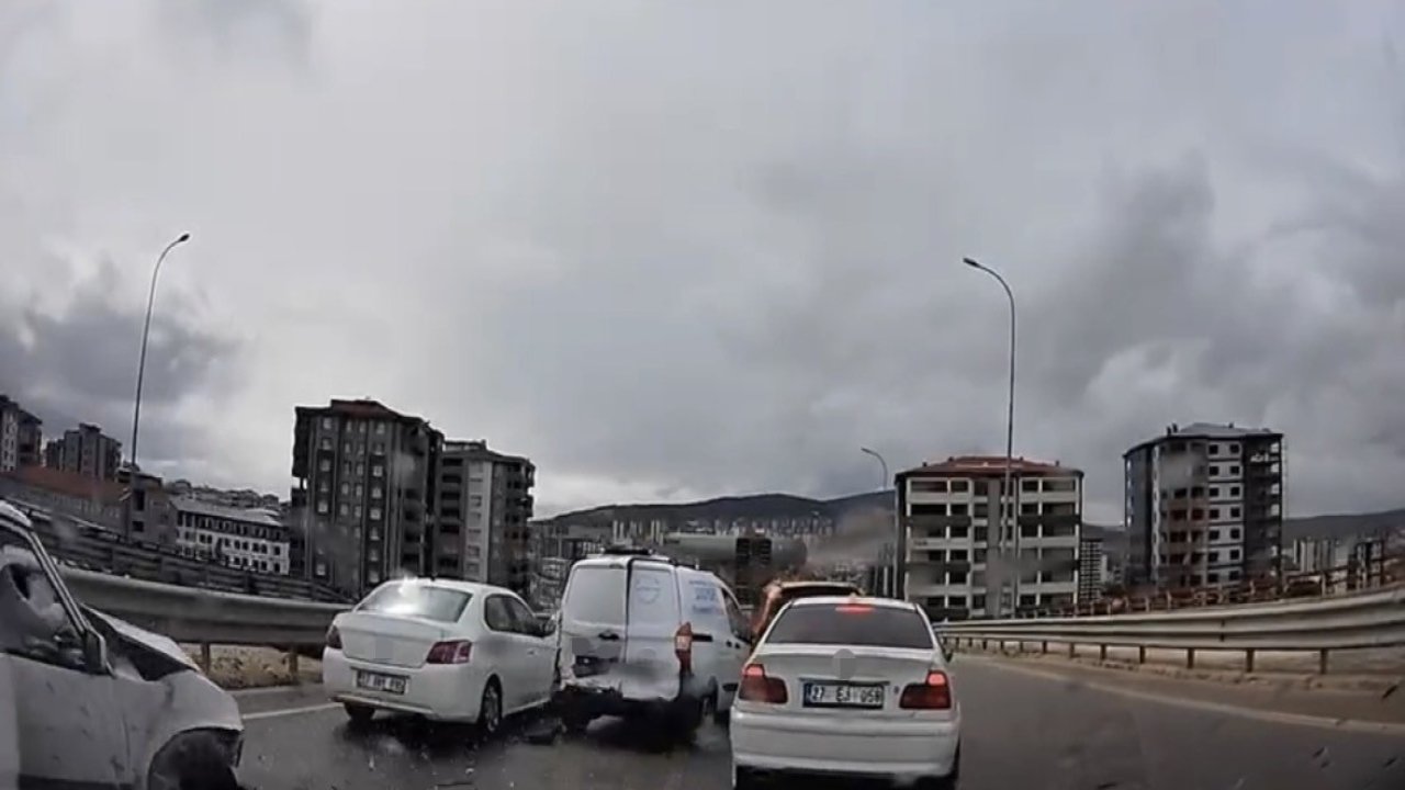 Beykent Kavşağı’nda Kontrolden Çıkan Araç Kazaya Sebep Oldu