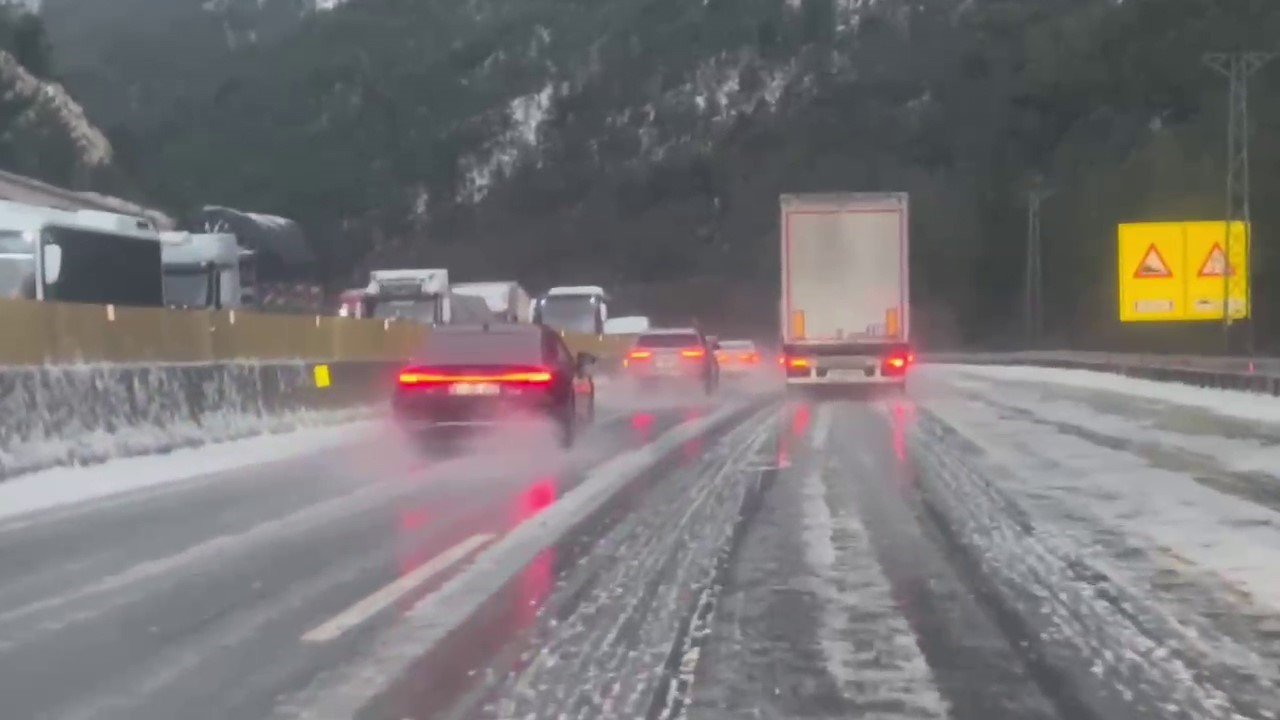 Dolu Yağışı Ulaşımı Aksattı, Yollar Kapandı!