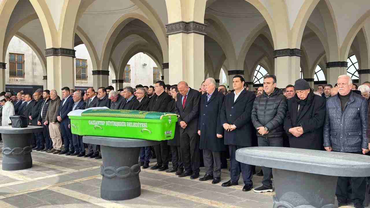 Umut Yılmaz Halasını Kaybetti, Cenaze Töreni Yoğun İlgiyi Gördü