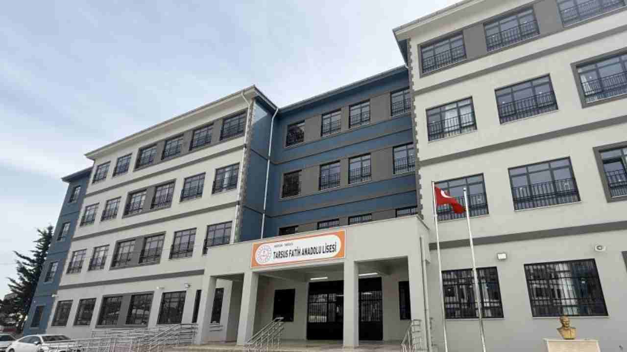 Tarsus’ta Öğrenci Silahla Okula Giriş Yaptı!