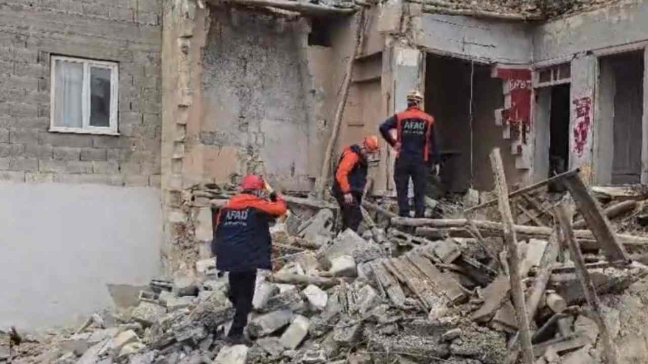 Nizip’te Yağış Sonrası Bina Çöktü, İki Yaralı!