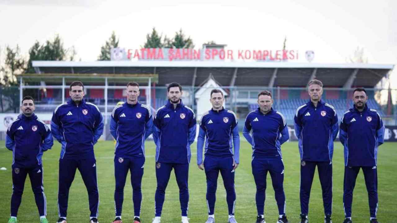 Takım Antrenmanı: Isınma ve Top Kapma Çalışmaları