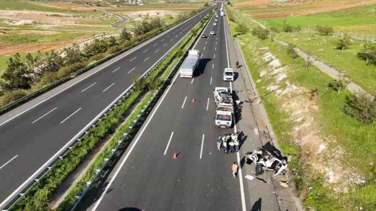 Otoyolda Kanlı Kaza: 3 Ölü, 5 Yaralı
