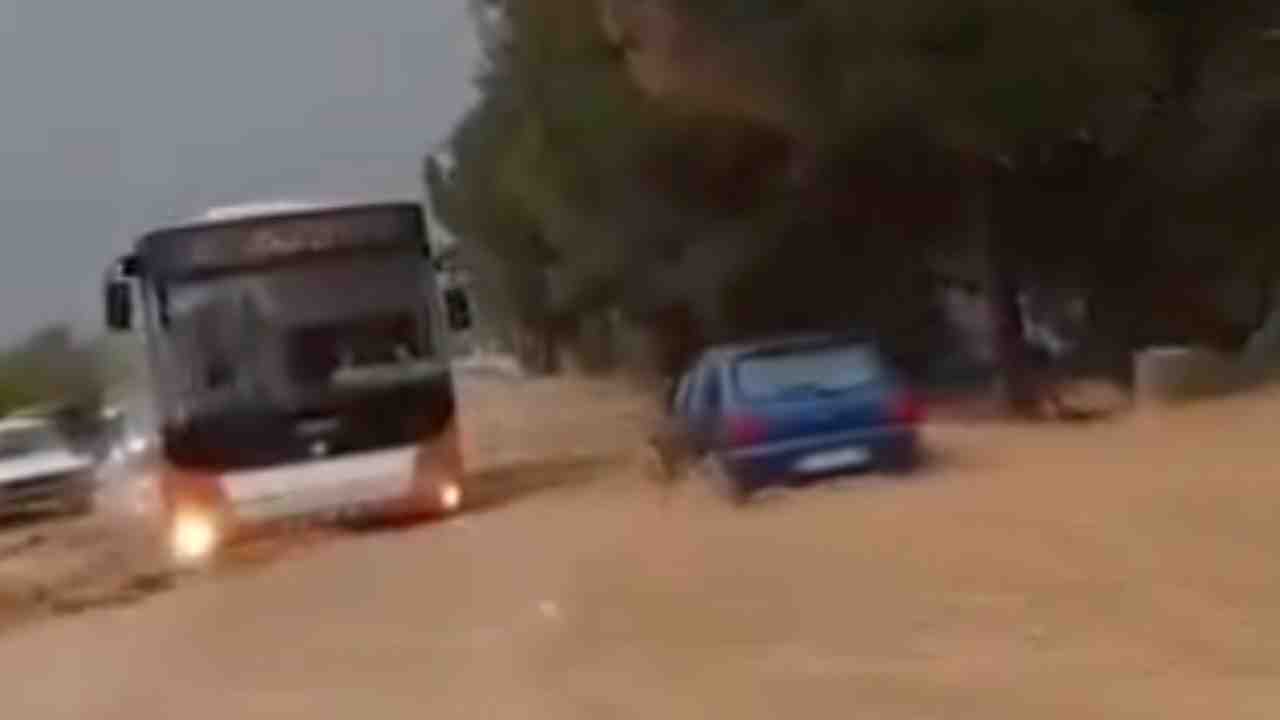 Gaziantep’te Şiddetli Yağış Caddeleri Göle Çeviriyor!