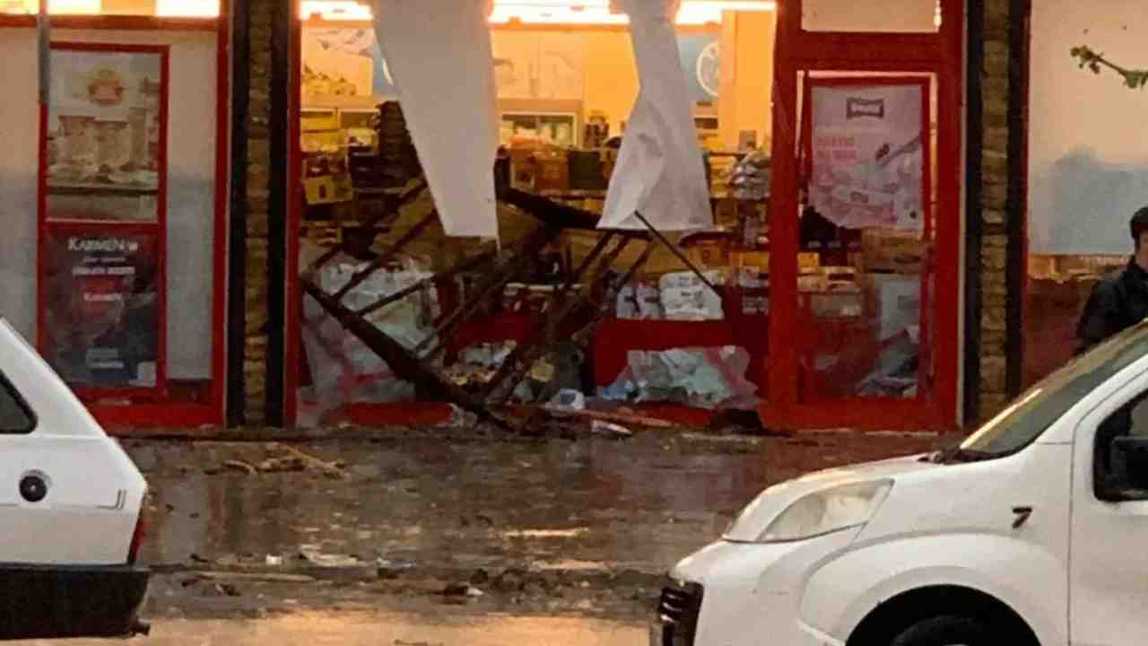 Gaziantep’te Fırtına Alışveriş Merkezinde Hasara Neden Oldu
