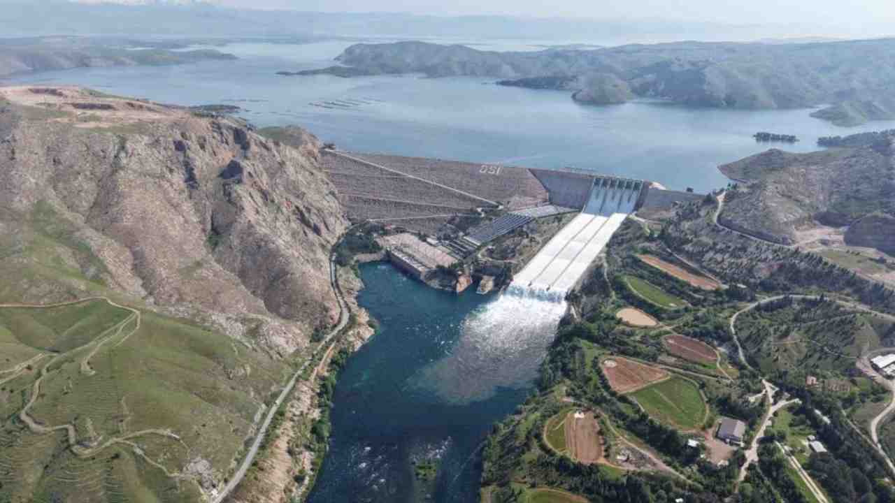 Keban Barajı’ndan 7 Yıl Aradan Sonra Su Salınımı