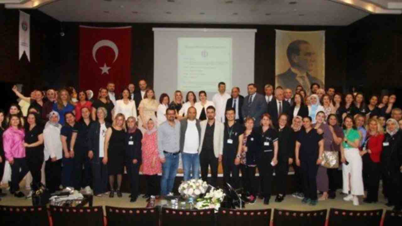 Hemşireler Arası Karaoke Yarışmasında Dayanışma Rüzgarı Hemşireler Arası Karaoke Yarışmasında Dayanışma Rüzgarı