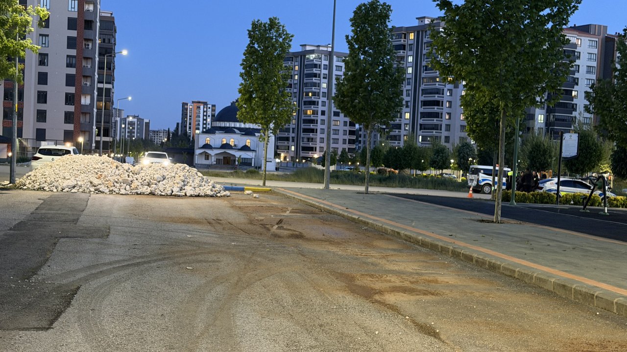 Mucur Yığınları Trafik ve Can Güvenliğini Tehdit Ediyor!