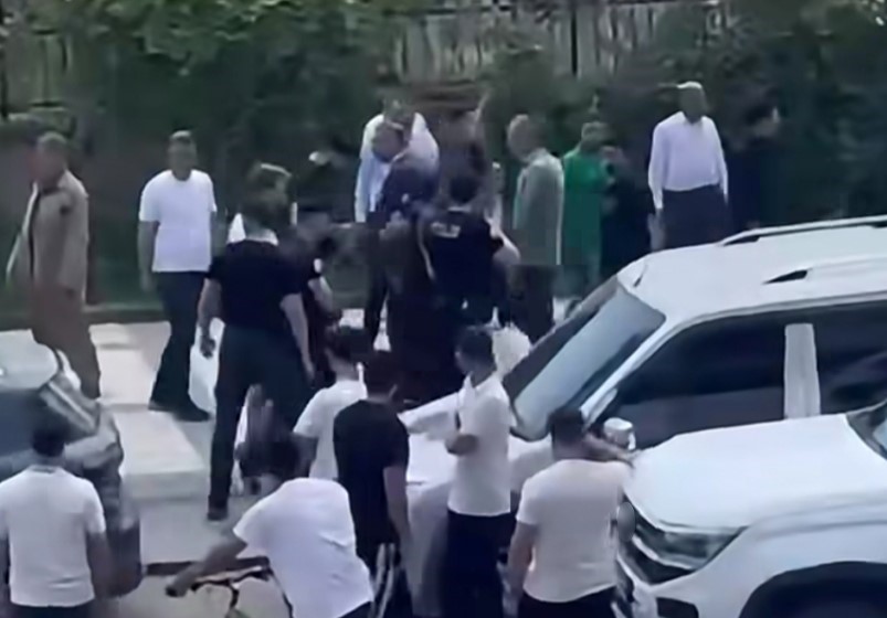 Cizre’de Aileler Arasında Taşlı Sopalı Kavga!