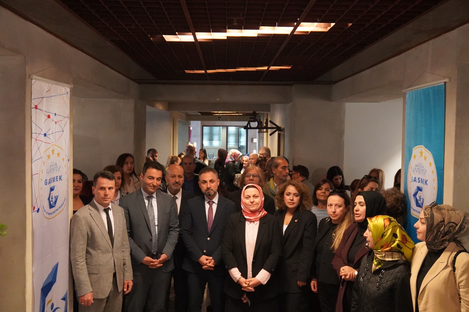 GAZETECİ ALİ ATALAR’IN “ANADOLU’NUN YÜZLERİ “ SERGİSİ İLGİ GÖRÜYOR.