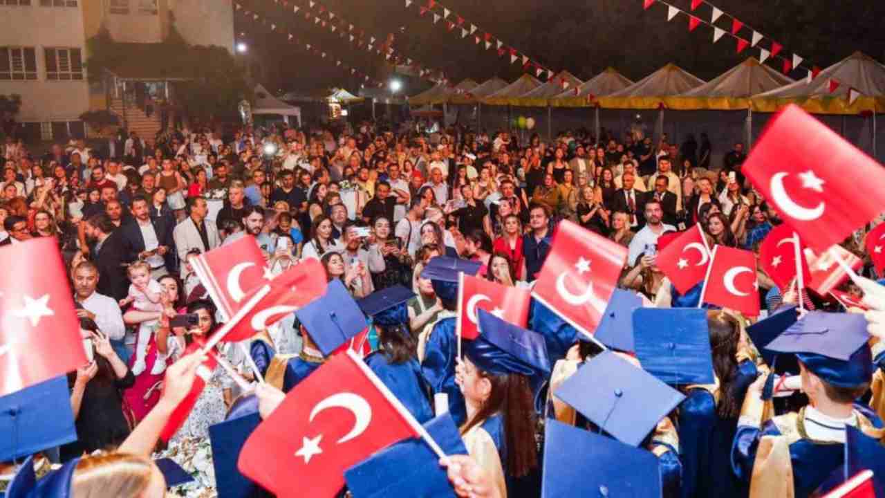 Minik Öğrencilerden Duygu Dolu Mezuniyet Töreni!