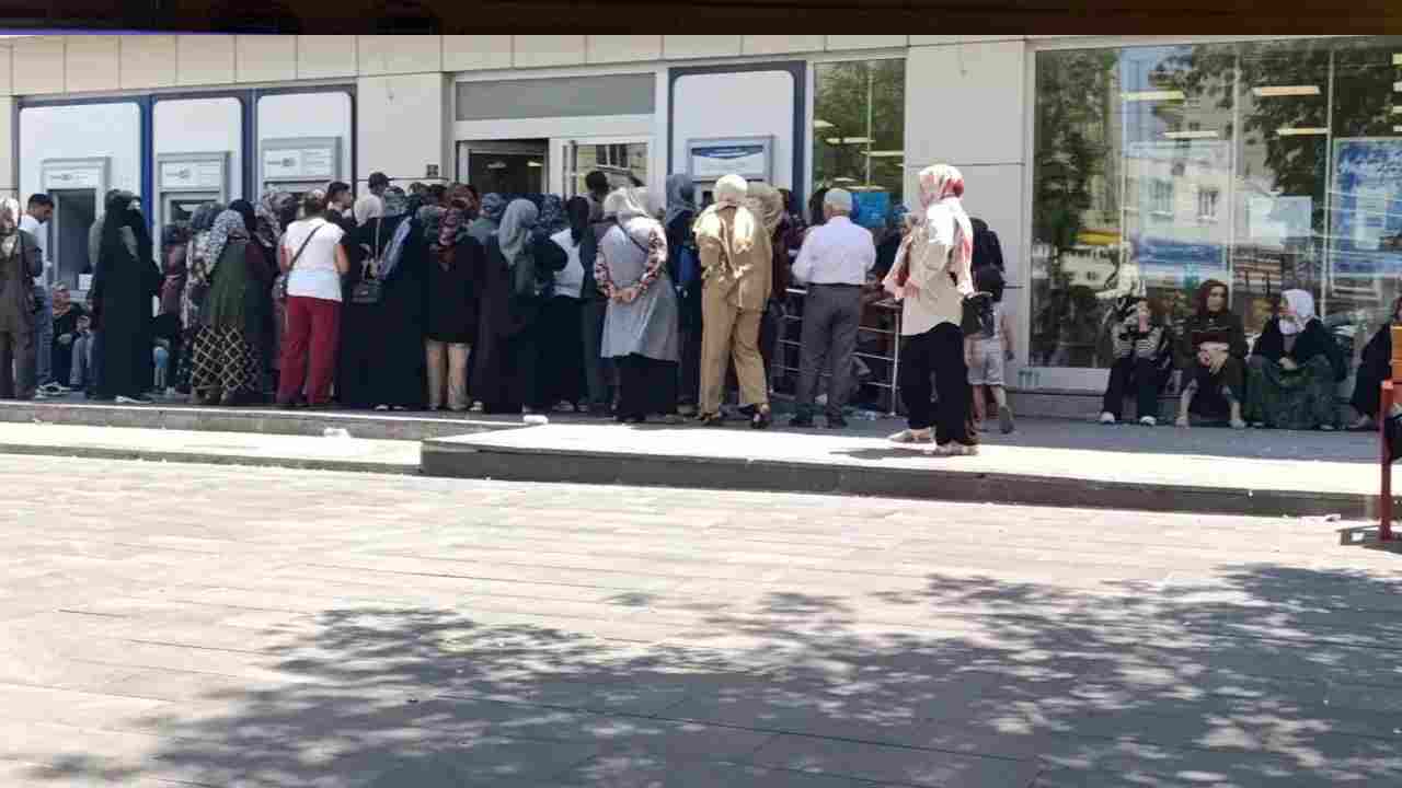 Gaziantep’te Banka Önünde İnsan Seli ve Sıra Kavgası!