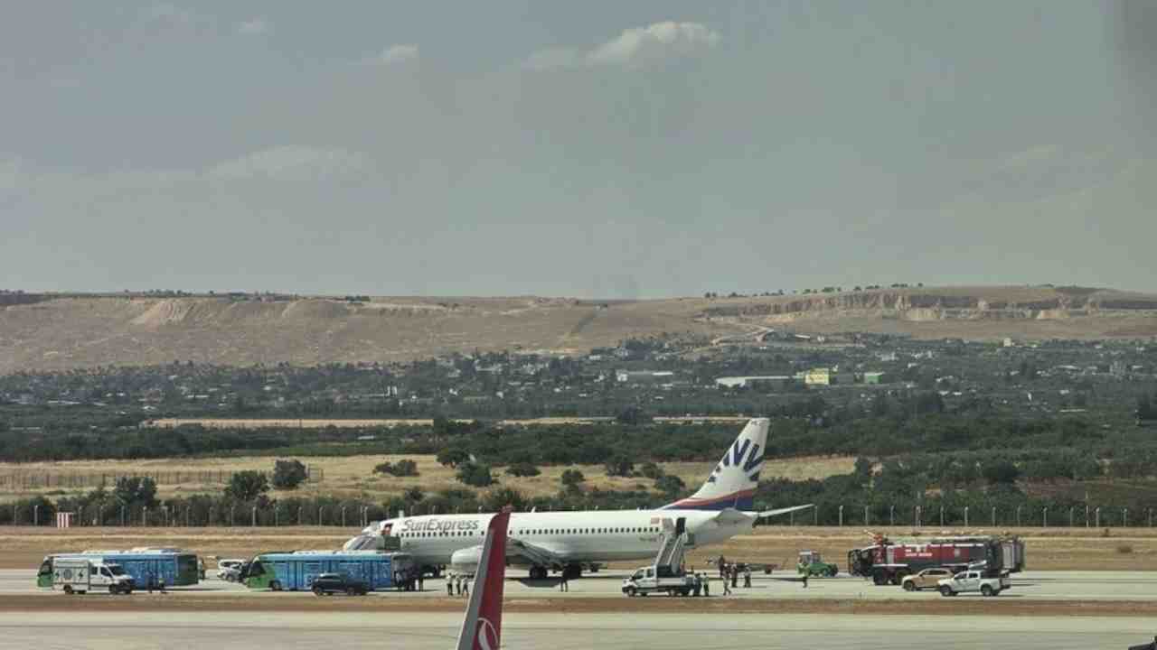 SunExpress Uçağında Lastik Patladı, Yolcular Güvende! SunExpress Uçağında Lastik Patladı, Yolcular Güvende!