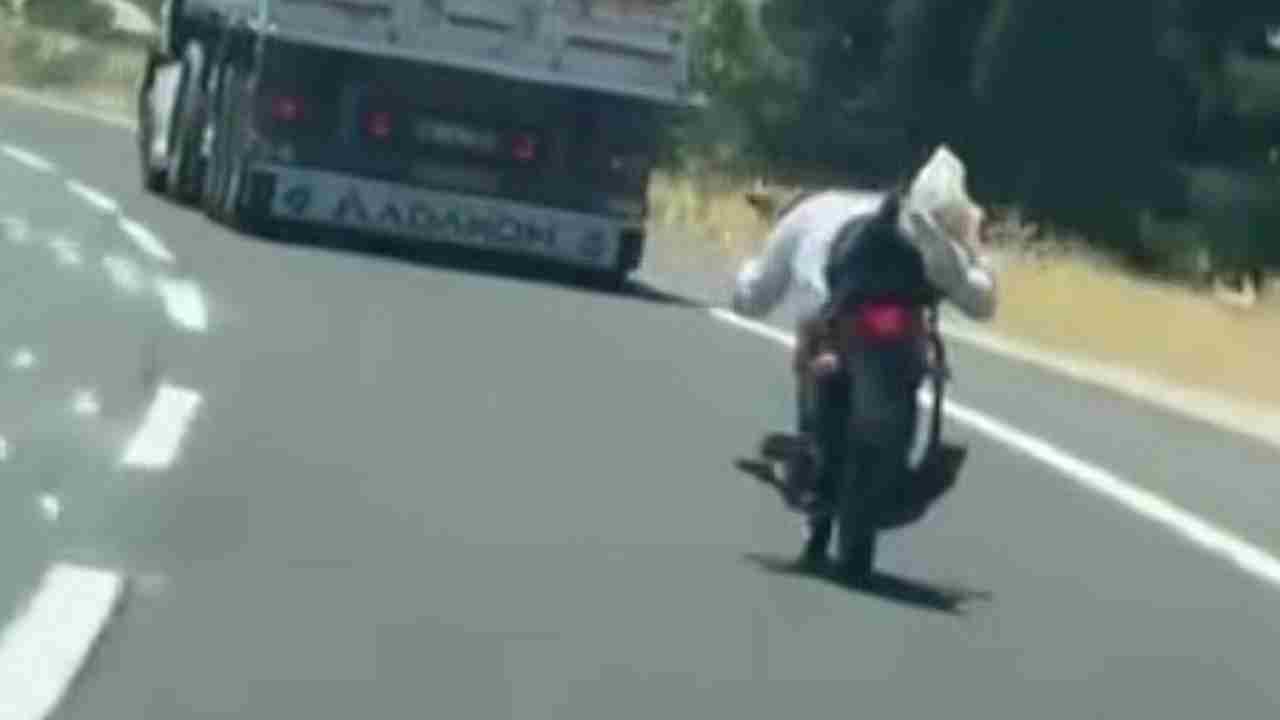 Motosiklet Sürücüsünden Trafikte Şok Edici Tehlike! Motosiklet Sürücüsünden Trafikte Şok Edici Tehlike!