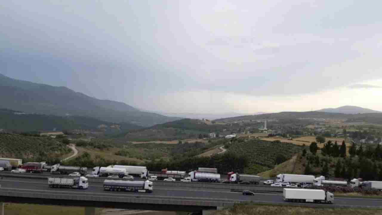 Tarsus’ta zincirleme kaza: 2 yaralı, trafik durdu!