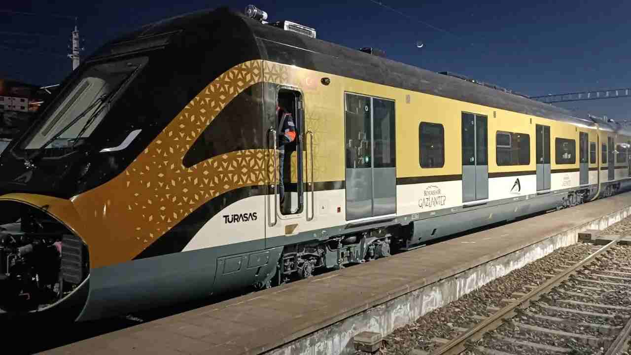 Gaziantep’te Yerli Elektrikli Banliyö Treni Hizmete Girdi!