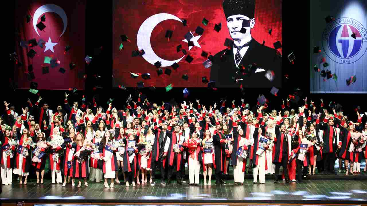 Hukuk Fakültesi Mezunları, Duygu Dolu Törende Diploma Aldı