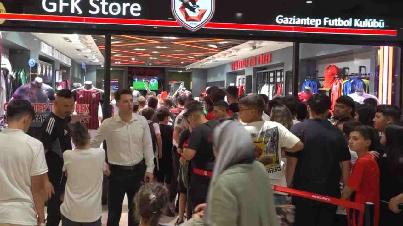 Gaziantep Futbolculardan İmza Günü Coşkusu!
