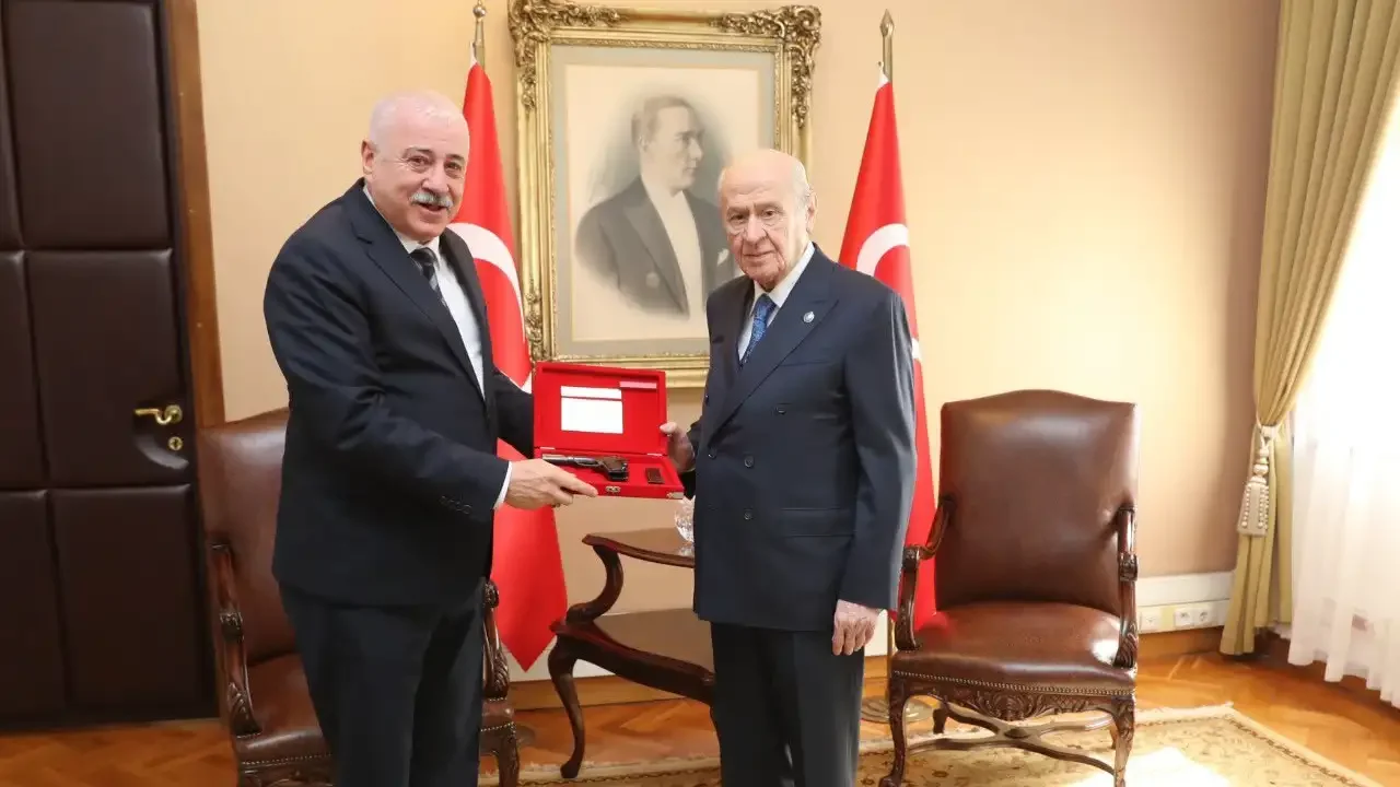 Sermet Atay'dan Devlet Bahçeli'ye 136 Yıllık Hediye
