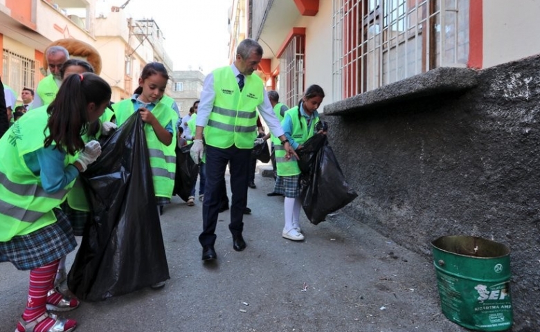 Başkan Tahmazoğlu, sokaklarda çöp topladı