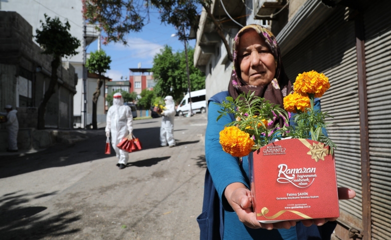 Büyükşehir'den ramazan bayramı öncesi 10 bin haneye hediye paketi