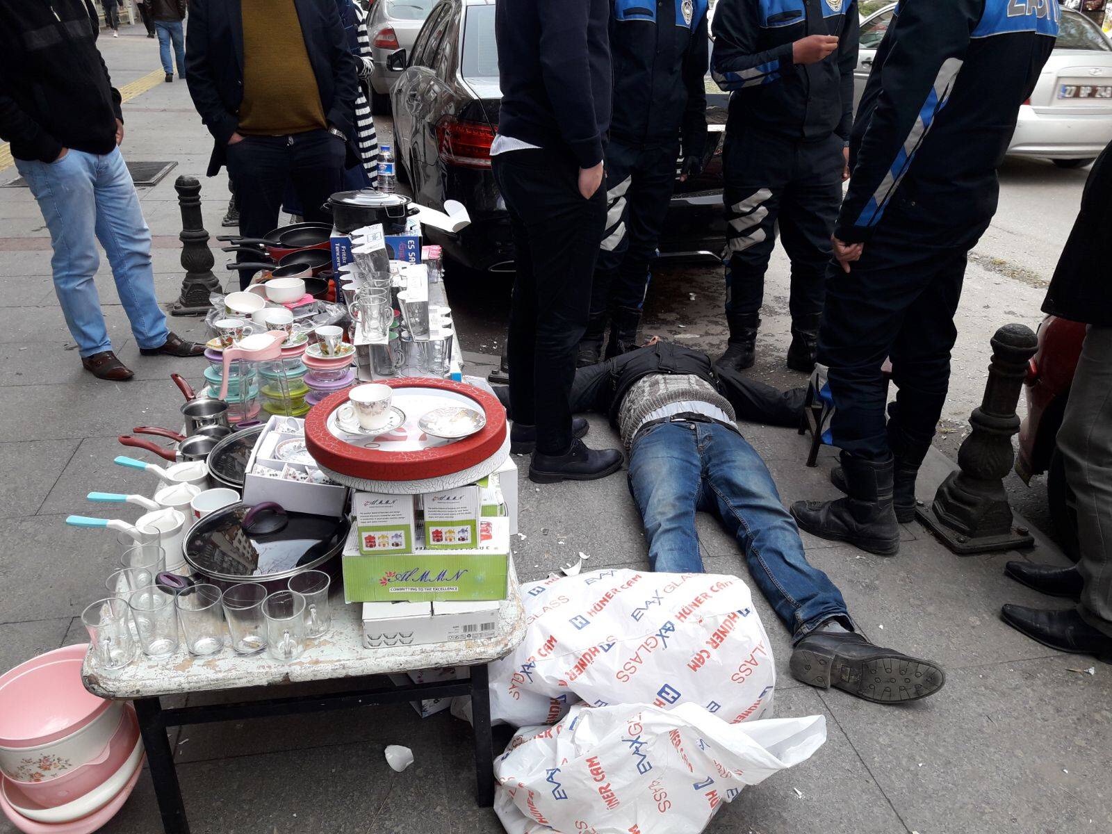 Antep Belediyesi Zabıtasının müdahale ettigi seyyar satıcı baygınlık geçirdi